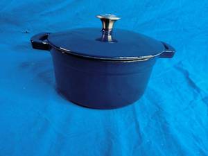 lot 172 image: Food Network Dutch Oven - Blue