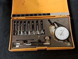lot 10 image: Mitutoyo Bore Hole Gage Set PI067 with Case