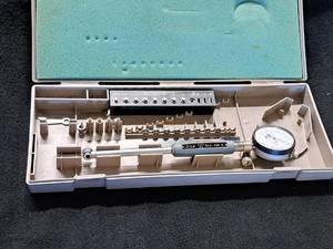 lot 7 image: Mitutoyo No. 2923F-10 Bore Gauge Kit with Plastic Gray Carry Case