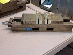 lot 48 image: 4 Double Lock Machining Vise - Kurt DL400C