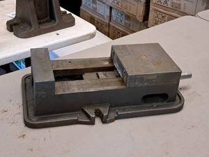 lot 47 image: 6 Machining Vise