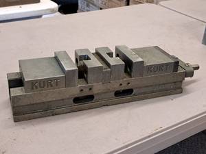 lot 43 image: 4 Double Lock Machining Vise - Kurt DL400C