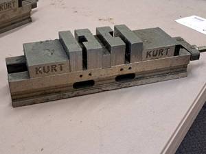 lot 44 image: 4 Double Lock Machining Vise - Kurt DL400C