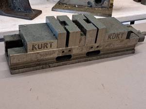 lot 45 image: 4 Double Lock Machining Vise - Kurt DL400C