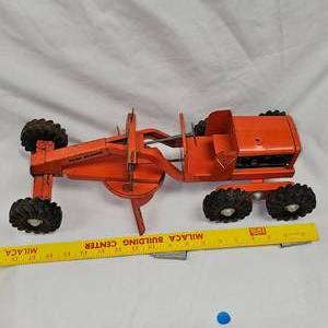 lot 15 image: Vintage 1951 Nylint Version 1 Road Grader, Original Small Wheel with Large Hubcaps