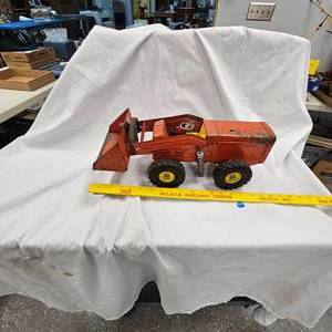lot 17 image: 1950s 1 Tough Pressed Steel Payloader By Nylint