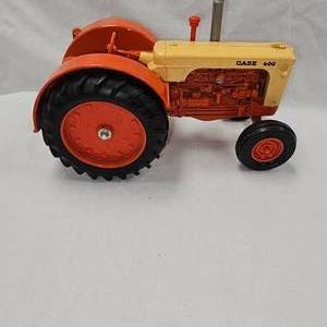 lot 25 image: Ertl Case 600 116 Scale Die Cast Tractor