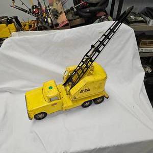 lot 28 image: TONKA Mobile Clam Crane, MFG 1964