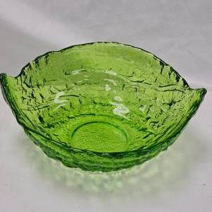 lot 33 image: Mid Century Avacado Green Glass Leaf Bowl for Fruits and Vegetables