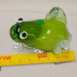 lot 37 image: Handcrafted Murano Style Glass Blown Frog SculpturePaperweight, 7 x 4