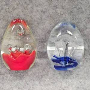 lot 71 image: Mid 1960s Blue Bubbled Glass Paperweight and Newer Glass 80s Egg Shaped Paperweight