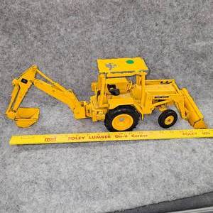lot 81 image: John Deer, Ertl  589 Backhoe Construction Tractor 116 Scale, Early 70s Vintage