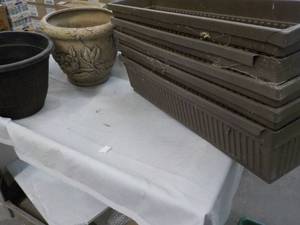 lot 25 image: Planters in a Green Tote...