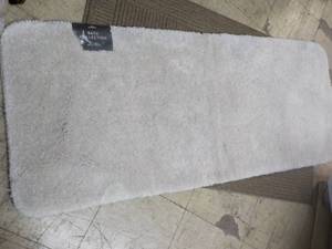lot 34 image: Mohawk 24 x 60 Bath Collection Mat...