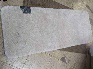 lot 35 image: Mohawk 24 x 60 Bath Collection Mat...
