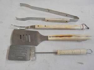 lot 62 image: Grilling Set...