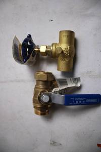 lot 211 image: Set of 2 Brass Ball Valves with Drain 34 inch