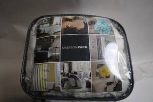 lot 251 image: Madison Park King Duvet Cover Set