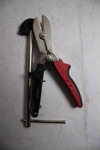 lot 347 image: Set of Hand Tools Including Ratcheting Pipe Wrench and Metal Shears
