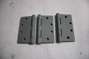 lot 399 image: Set of 3 Heavy Duty Square Corner Door Hinges 4.5x4.5 Inches