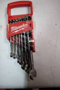 lot A-437 image: Milwaukee 8-Piece Ratcheting Combo Wrench Set