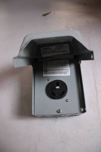 lot 467 image: Outdoor Electrical Disconnect Box with Weatherproof Cover