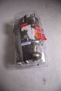 lot 483 image: Pack of Defiant Locking Door Knobs with Microban Protection