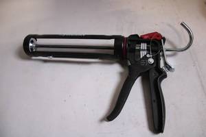lot 491 image: Husky 9 Rotating Handle Caulk Gun