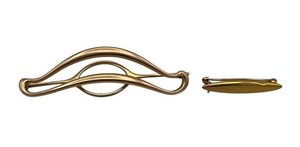 lot 22 image: Pair of Vintage 14K Gold Brooches (2.75 and 1 18) (5.5 grams total weight)