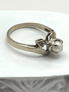 lot 28 image: Vintage 14K White Gold and Pearl Ring (1.95 grams total weight)
