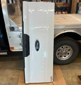 lot 9 image: 2024 FORD SUPER DUTY F250 F350 TAILGATE