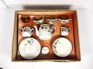 lot 7 image: Vintage Childrens Tea Set in Original Box