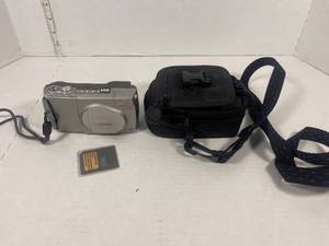 lot 28 image: Olympus D-510 Zoom Digital Camera and Case
