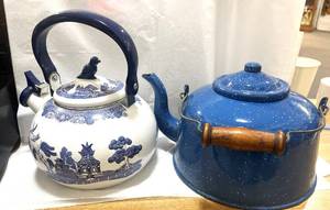 lot 91 image: Two Vintage Teapots