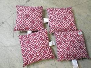 lot 104 image: lot of 4 decorative pillows...