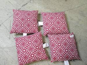 lot 105 image: lot of 4 decorative pillows...