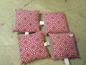 lot 106 image: lot of 4 decorative pillows...