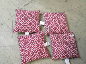 lot 107 image: lot of 4 decorative pillows...