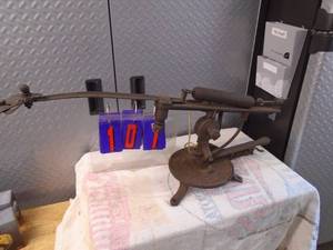 lot 107 image: Vintage Remington cast iron clay pigeon thrower. As shown.