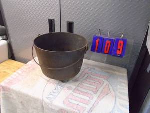 lot 109 image: Vintage 2-3 gal cast iron pot. Nice shape. As shown.