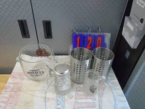 lot 120 image: Myers Rum ice bucket & glasses. As shown.