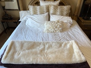 lot 101 image: Luxurious King Bedding Set with Faux Fur Pillows and Cozy Blankets
