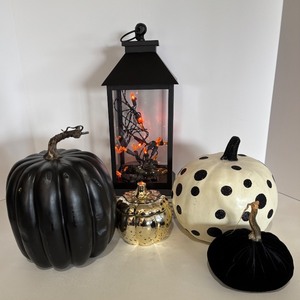 lot 227 image: Halloween Decor Set with Pumpkins and LED Lantern