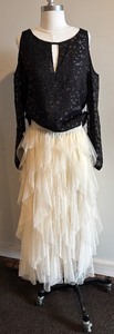 lot 343 image: Cooper & Ella Womens Cold-Shoulder Blouse and Tulle Skirt Set Size 8
