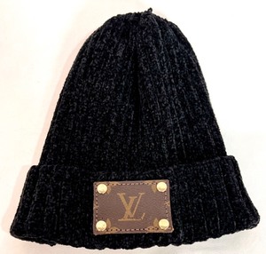 lot 74 image: Louis Vuitton Logo Knit Beanie