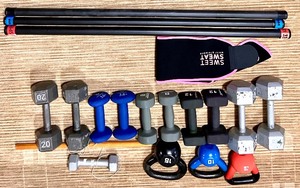 lot 129 image: Assorted Workout Equipment Set with Barbells, Dumbbells, and Waist Trimmer