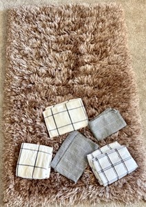 lot 146 image: Plush Shag Rug and Set of 5 Cotton Kitchen Towels