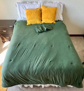 lot 301 image: Complete Bedding Set with Green Duvet Cover and Pillows