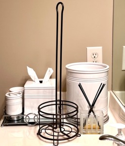 lot 316 image: Bath Accessory Set with Tissue Box Holder and Mirror Tray