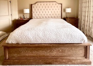 lot 325 image: Stanley Furniture King-Size Bed with Button Tufted Headboard